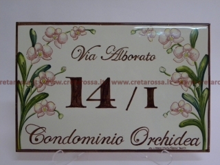 cod.art: nc25 - Mattonella in ceramica cm 20x30 con orchidea e scritta personalizzata. 